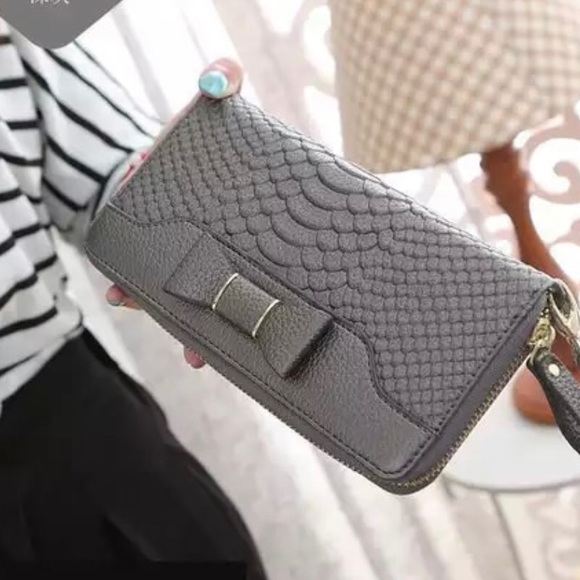 ✨Last one✨ Vegan Wristlet Wallet, GREY - Picture 3 of 6